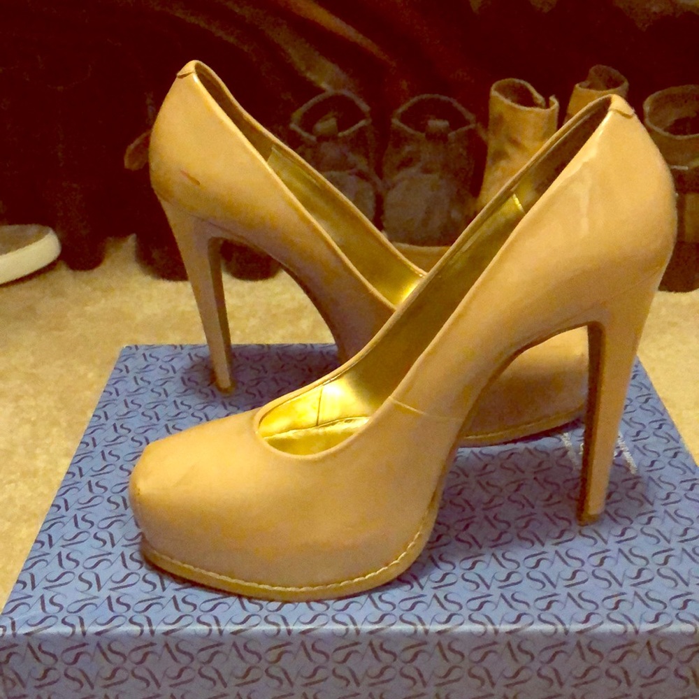 Vera Wang Nude Patton Platform heels size 7